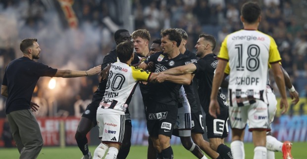 Sturm Graz vs. LASK: Ein Handgemenge zwischen den Spielern während der Admiral Bundesliga- Begegnung.