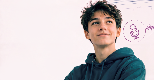 männlicher Teenager im dunkelgrünen Hoodie
