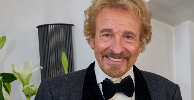 Thomas Gottschalk lächelt im Smoking in die Kamera