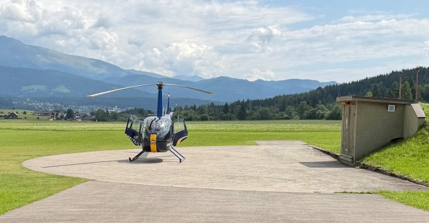 Die Maschine des Typs Robinson R44 mit dem Kennzeichen OE-XHK, die einem Pongauer Gastronom gehört.
