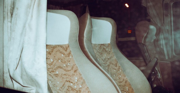 Leere Sitze in einem Reisebus – Symbolbild zu einem tödlichen Busunglück mit mehreren Toten und Verletzten.