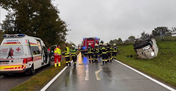 Überschlag bei St. Veit an der Glan: Transporter liegt nach Unfall auf regennasser Straße auf einer Böschung.