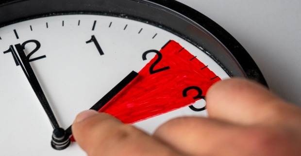 Die Sommerzeit endet. In der Nacht auf den 25. Oktober werden die Uhren von 3 auf 2 Uhr zurückgestellt.