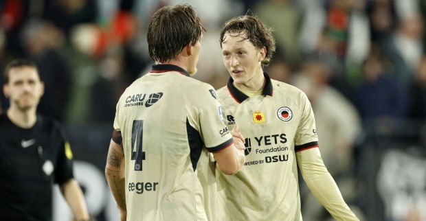Valentin Sulzbacher (re.) mit seinem Kollegen Casper Widell während dem Spiel gegen NEC Nijmegen.