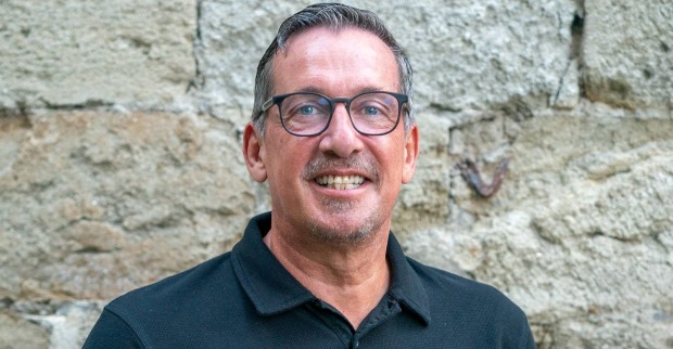 Porträt von Viktor Gernot, der sich bei einer Premiere in Wien mit seiner Lebensgefährtin Julia zeigte.