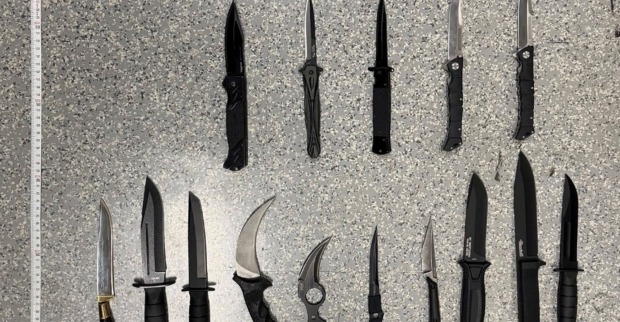 Waffenarsenal des Mannes der in der Wollzeile einen 41-Jährigen niedergestochen haben soll