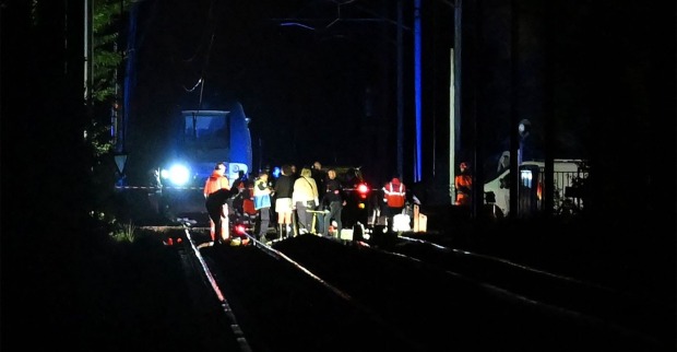Einsatzkräfte an der Unfallstelle, nachdem ein Zug in Frankreich entgleist ist und Dutzende Menschen verletzt worden sind.