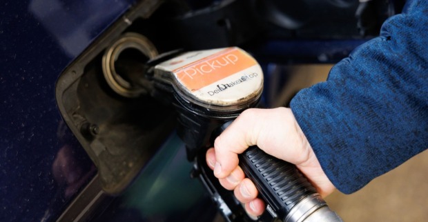 Autofahrer tankt an einer Tankstelle – die Spritpreisbremse soll Treibstoff in Österreich um 12 Cent pro Liter verbilligen.