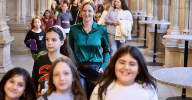 Gruppenbild im Rathaus mit Mädchen und der Stadträtin