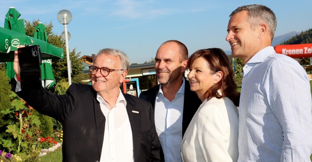 Gruppenbild beim Selfiemachen