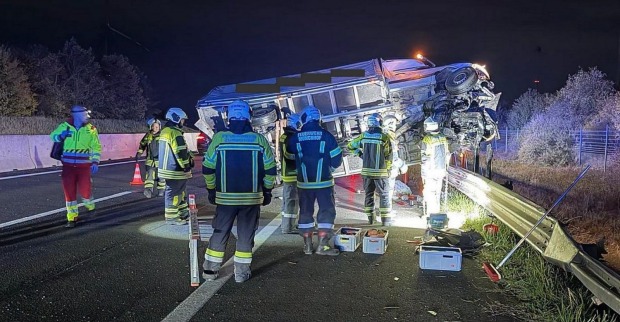 Feuerwehr und Einsatzfahrzeuge sichern die Unfallstelle auf der Autobahn A4