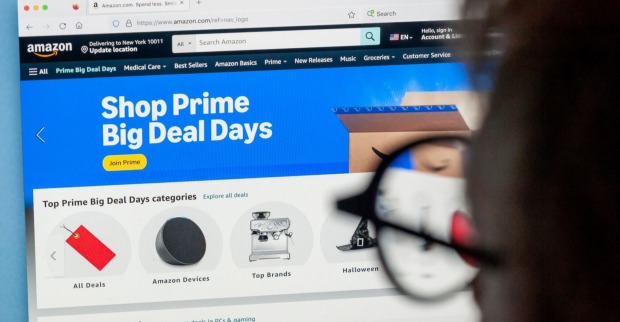 Jemand schaut sich Angebote bei den Prime Deal Days 2026 an.