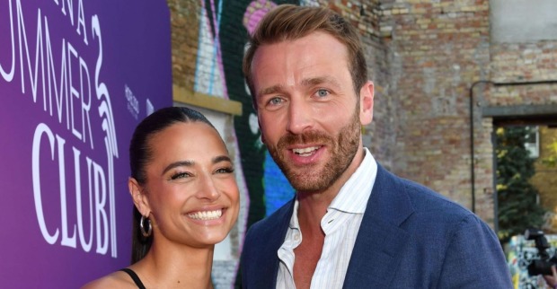 Amira Aly und Christian Düren lächeln gemeinsam bei einem Event in die Kamera. Das Paar freut sich über die Geburt seines ersten gemeinsamen Babys.