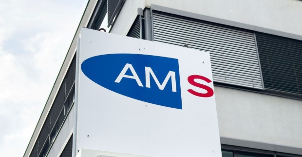 Das Logo des Arbeitsmarktservice (AMS) an einer Fassade