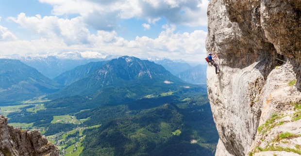 Kletterer an einer steilen Felswand mit Blick auf die Berglandschaft. Am Klettersteig „Sisi“ am Loser verunglückte Andreas Pfalzer tödlich.