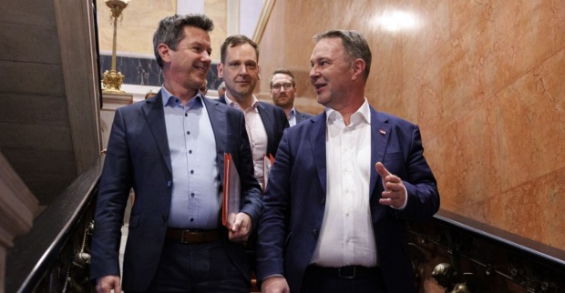 Babler mit Parteigenossen in einem Stiegenhaus.