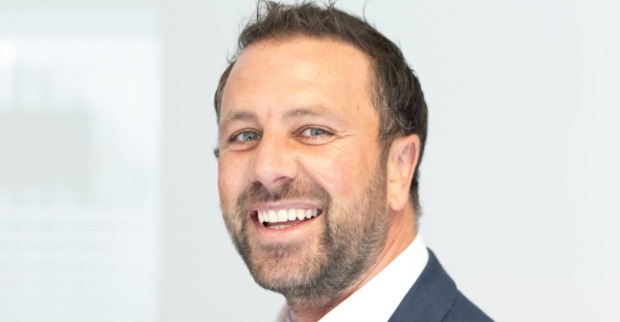 Porträt von Georg Dornauer, ehemaliger Tiroler SPÖ-Chef und Landeshauptmannstellvertreter, im dunklen Sakko und weißen Hemd.