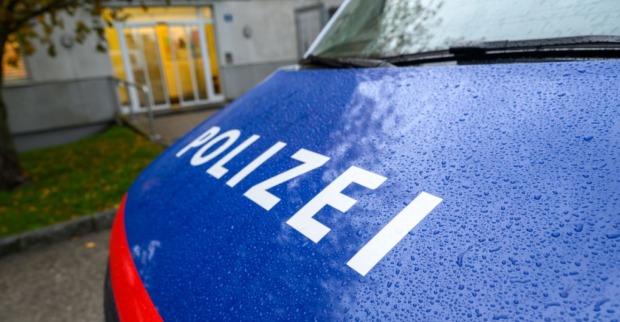 Polizeiauto im Regen.