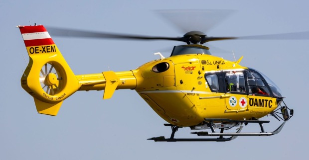 Rettungshubschrauber während eines Einsatzes in der Luft