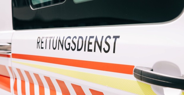 Schriftzug auf einem Rettungsauto.