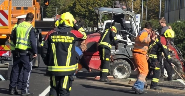 Einsatzkräfte der Feuerwehr Weinburg, Polizei und Straßenmeisterei bei der Bergung eines Hofladers nach einem schweren Verkehrsunfall auf der B39.