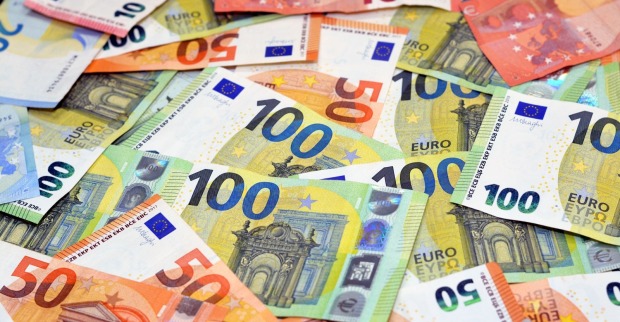 Zwei georgische Studenten erhielten bei einer Bargeldbehebung in Salzburg rund 108.000 Euro zu viel.