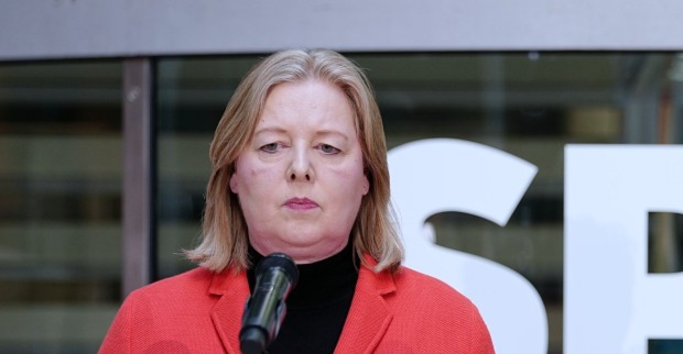 Bärbel Bas mit rotem Blazer und schwarzem Rollkragenpullover vor einem Mikrofon. Die SPD-Politikerin trauert um ihre Stieftochter.
