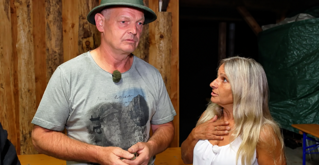 "Bauer sucht Frau"- Arnold im Gespräch mit einer Hofdame. Der singende Bergbauer steht beim Hoffest vor einem Liebes-Drama.