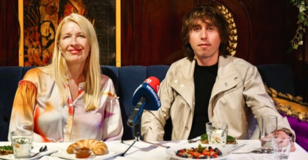 Maurice Ernst und Claudia Stöckl sitzen bei „Frühstück bei mir“ an einem gedeckten Tisch im Wiener Café Goldegg.