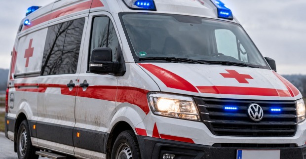 Rettungswagen mit Blaulicht als Symbolbild für den schweren Fahrradunfall eines siebenjährigen Buben in Bischoffeld im Murtal.