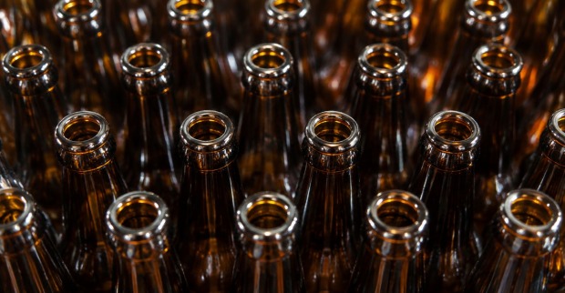 Bierflaschen in einer Brauerei als Symbol für die Schließung des Wolters-Standorts nach 399 Jahren.