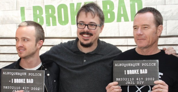 Aaron Paul, Vince Gilligan und Bryan Cranston stehen gemeinsam vor einem Breaking-Bad-Schriftzug. Paul und Cranston halten Schilder mit der Aufschrift „I Broke Bad“.