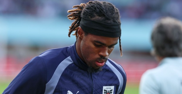 Carney Chukwuemeka im dunkelblauen ÖFB-Trainingsanzug mit gesenktem Blick. Der österreichische Nationalspieler fällt bei Borussia Dortmund verletzt aus.