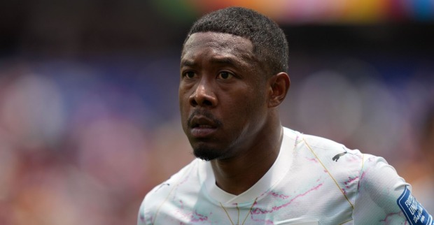 David Alaba im weißen Fußballtrikot während eines Spiels. Der österreichische Fußballstar feiert sein Debüt für Udinese Calcio.