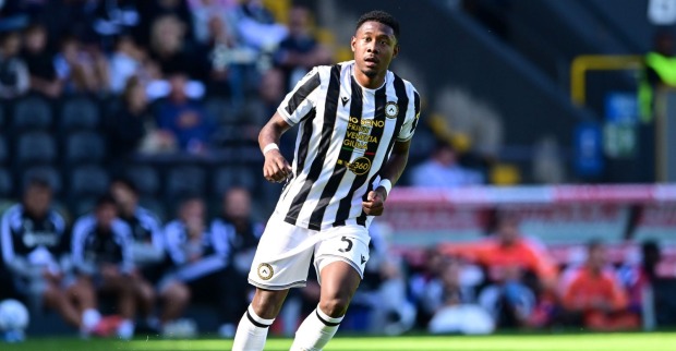 David Alaba blickt enttäuscht auf dem Spielfeld im Trikot von Udinese Calcio