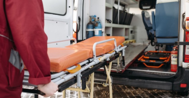 Rettungskraft schiebt eine Krankentrage in einen Rettungswagen. Bei einem Unfall in Wien-Donaustadt wurde ein zehnjähriger Bub von einem Auto erfasst und schwer verletzt.