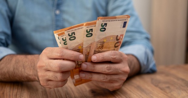 Mann mit Geldscheinen in der Hand