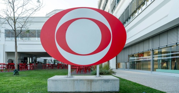 ORF-Symbol vor dem ORF-Zentrum am Küniglberg in Wien