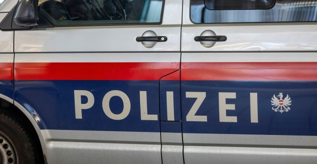 Schriftzug auf einem österreichischen Polizeiauto.