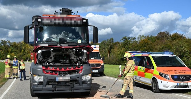 Absperrung und Einsatzfahrzeuge der Feuerwehr auf der B20 bei Freilassing