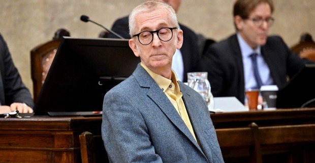 Günther Paal alias "Gunkl" am Donnerstag, 22. Oktober 2026, vor Beginn des Prozesses wegen sexuellen Missbrauchs einer Unmündigen und Besitz von sexualbezogenem Kindesmissbrauchsmaterial im Straflandesgericht in Wien