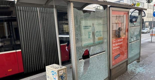 ingeschlagene Glasscheibe an einer Wiener 13A-Bushaltestelle
