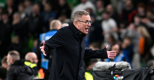 ÖFB-Teamchef Ralf Rangnick gestikuliert beim Spiel Irland gegen Österreich an der Seitenlinie.