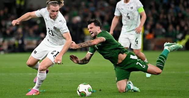 Österreichischer Fußball-Nationalspieler im Zweikampf mit einem Spieler aus Irland beim Nations-League-Spiel in Dublin.