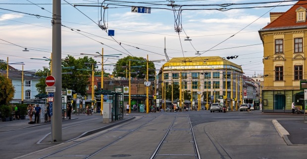 Zahlreiche Einsatzfahrzeuge sorgten am Mittwochabend beim Grazer Jakominiplatz für Aufsehen.