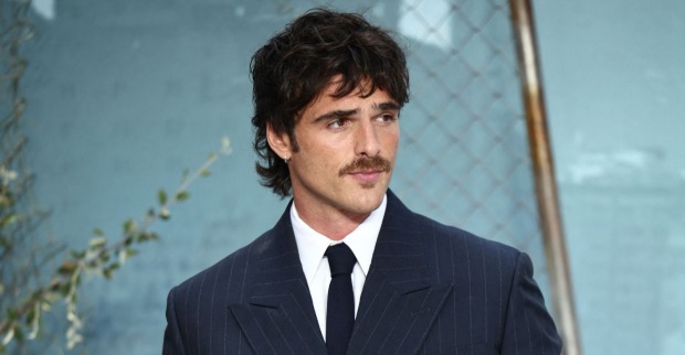 Jacob Elordi im dunklen Anzug. Der australische Schauspieler wird als möglicher Kandidat für die Rolle des nächsten James Bond gehandelt.