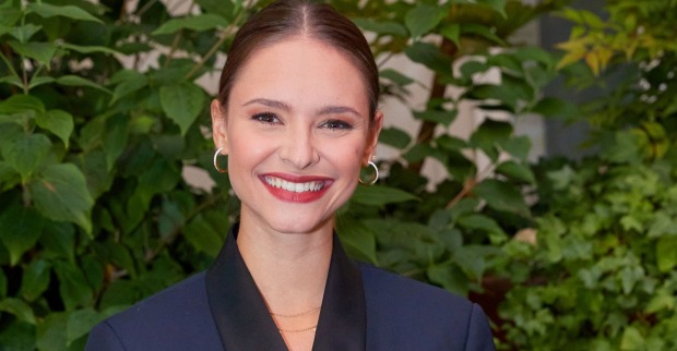 Julia Furdea lächelt in die Kamera. Die ehemalige Miss Austria ist als Moderatorin bei Café Puls bekannt.