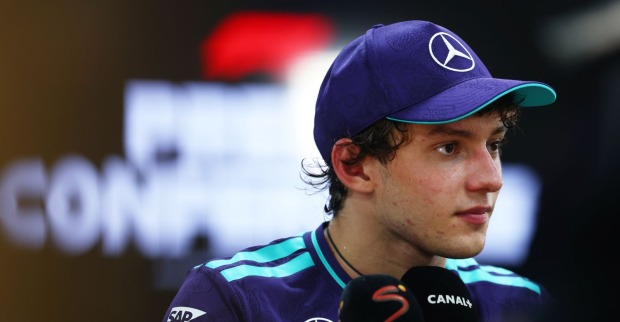 Mercedes-Pilot Andrea Kimi Antonelli mit Teamkappe bei einem Medieninterview vor dem Mexiko-GP.