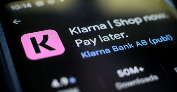 Ansicht des Google Play Stores in dem das Download-Fenster für Klarna geöffnet ist