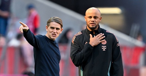 Bayern-Trainer Vincent Kompany steht neben einem Trainerkollegen auf dem Fußballplatz. Nach seinem Zusammenbruch wurde eine Hirnhautreizung diagnostiziert.